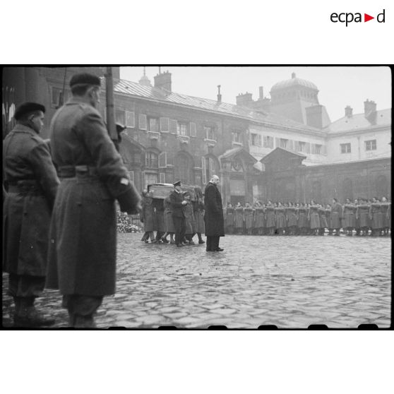 Obsèques du colonel Fabien au Val-de-Grâce à Paris. [description provisoire]