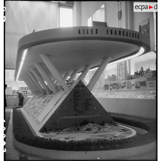 Exposition "Français, voici notre Armée" à Paris. [description provisoire]