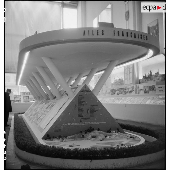 Exposition "Français, voici notre Armée" à Paris. [description provisoire]