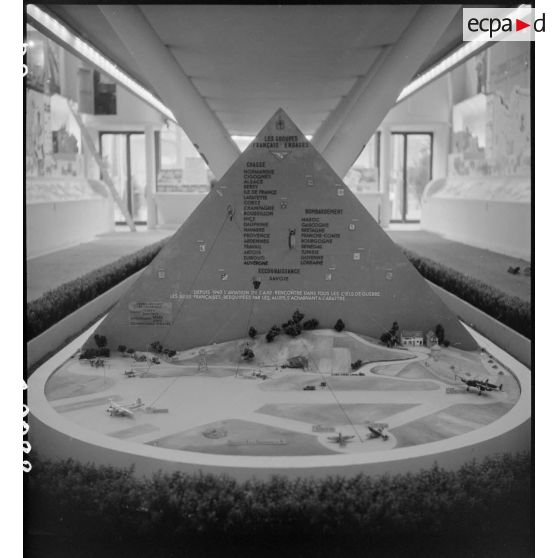Exposition "Français, voici notre Armée" à Paris. [description provisoire]