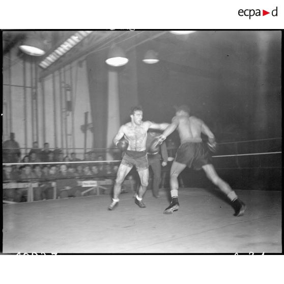 Italie : Combat de boxe interallié à Rome. [description provisoire]