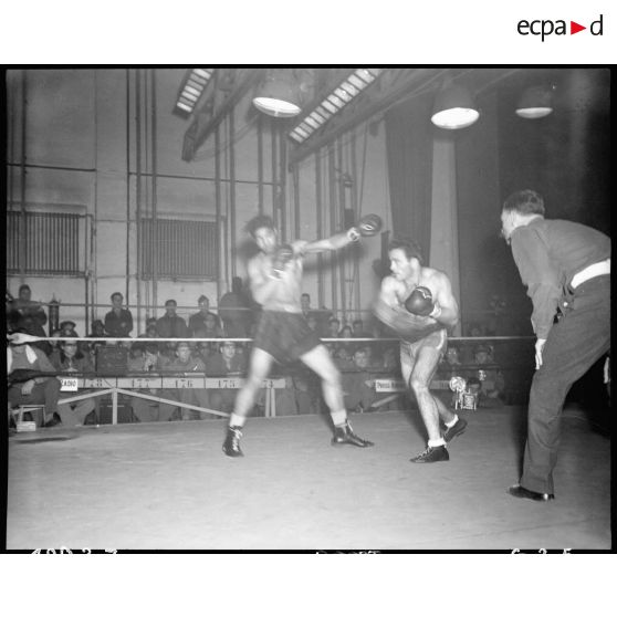 Italie : Combat de boxe interallié à Rome. [description provisoire]