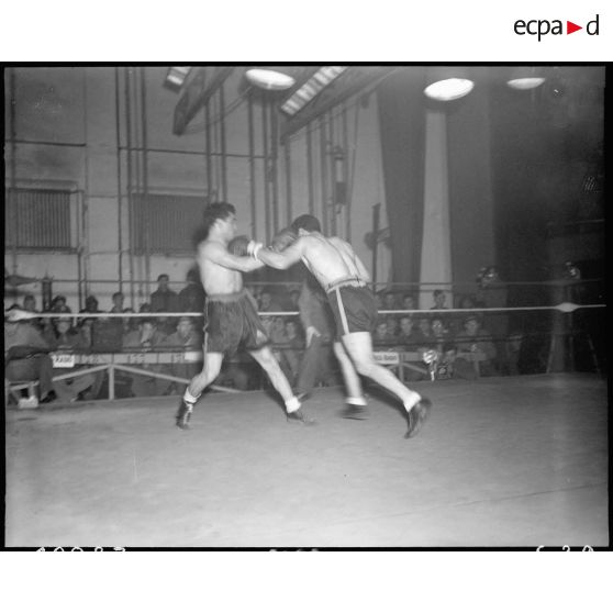 Italie : Combat de boxe interallié à Rome. [description provisoire]