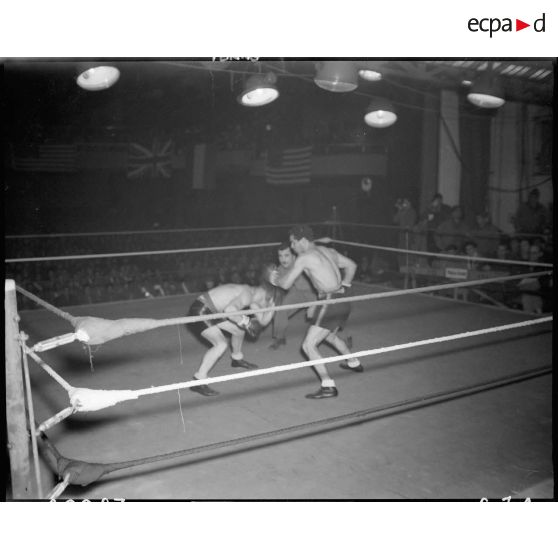 Italie : Combat de boxe interallié à Rome. [description provisoire]