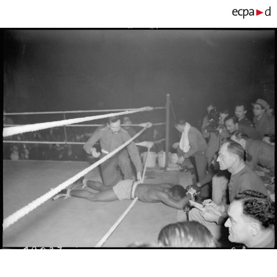 Italie : Combat de boxe interallié à Rome. [description provisoire]