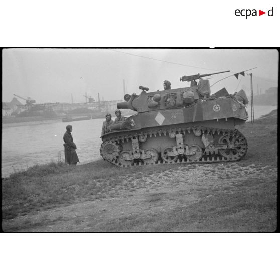 Soldats du RICM (Régiment d'infanterie coloniale du Maroc), qui fait partie de la 9e DIC (Division d'infanterie coloniale), se trouvant, avec leur blindé M8 HMC, sur les rives du Rhin à hauteur de Rosenau (Haut-Rhin). [description provisoire]