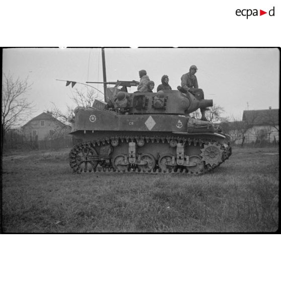 Soldats du RICM (Régiment d'infanterie coloniale du Maroc), qui fait partie de la 9e DIC (Division d'infanterie coloniale), se trouvant, avec leur blindé M8 HMC, sur les rives du Rhin à hauteur de Rosenau (Haut-Rhin). [description provisoire]