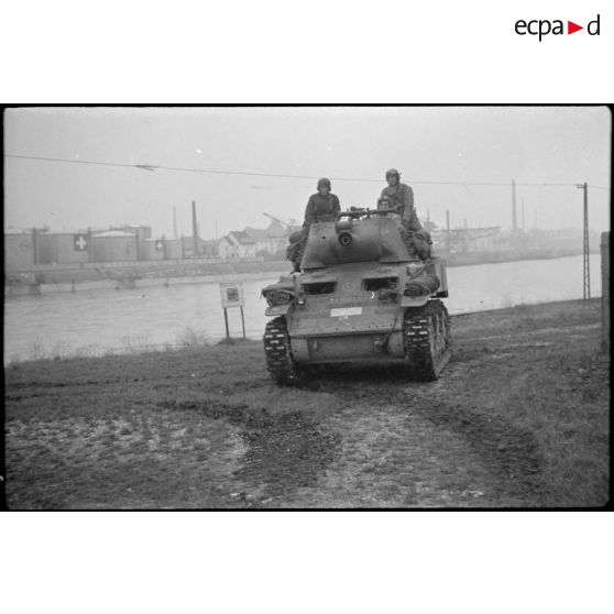 Soldats du RICM (Régiment d'infanterie coloniale du Maroc), qui fait partie de la 9e DIC (Division d'infanterie coloniale), se trouvant, avec leur blindé M8 HMC, sur les rives du Rhin à hauteur de Rosenau (Haut-Rhin). [description provisoire]