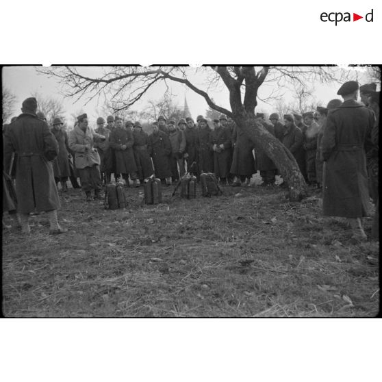 Instruction avant un exercice de lance-flammes par les soldats de la 9e DIC (Division d'infanterie coloniale) près de Ranspach-le-Bas (Haut-Rhin). [description provisoire]