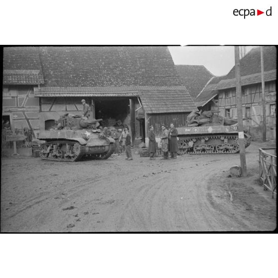 Réapprovisionnement en munitions de chars légers Stuart M3 appartenant au 3e escadron du RICM (Régiment d'infanterie coloniale du Maroc), dans le village de Rosenau (Haut-Rhin). [description provisoire]