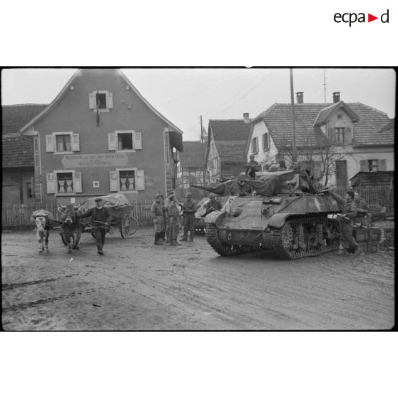 Réapprovisionnement en munitions de chars légers Stuart M3 appartenant au 3e escadron du RICM (Régiment d'infanterie coloniale du Maroc), dans le village de Rosenau (Haut-Rhin). [description provisoire]