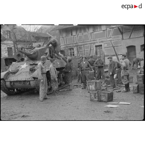 Réapprovisionnement en munitions de chars légers Stuart M3 appartenant au 3e escadron du RICM (Régiment d'infanterie coloniale du Maroc), dans le village de Rosenau (Haut-Rhin). [description provisoire]