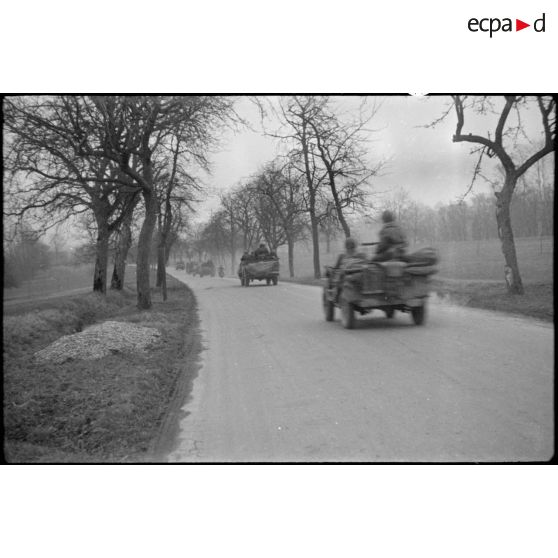 Déplacement en patrouille du 3e escadron du RICM (Régiment d'infanterie coloniale du Maroc) en direction de Rosenau (Haut-Rhin). [description provisoire]
