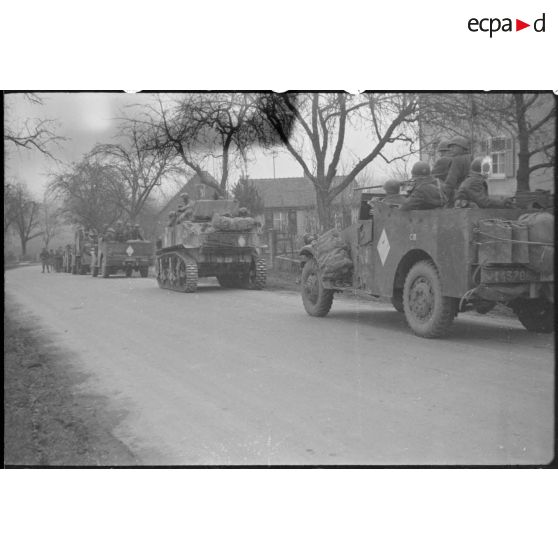 Déplacement en patrouille du 3e escadron du RICM (Régiment d'infanterie coloniale du Maroc) en direction de Rosenau (Haut-Rhin). [description provisoire]