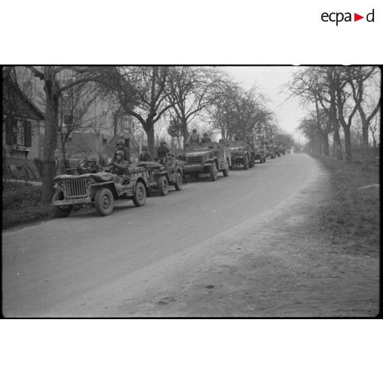 Déplacement en patrouille du 3e escadron du RICM (Régiment d'infanterie coloniale du Maroc) en direction de Rosenau (Haut-Rhin). [description provisoire]
