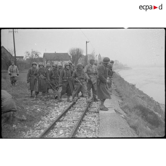 Soldats du RICM (Régiment d'infanterie coloniale du Maroc), qui fait partie de la 9e DIC (Division d'infanterie coloniale), se trouvant sur les rives du Rhin à hauteur de Rosenau (Haut-Rhin). [description provisoire]