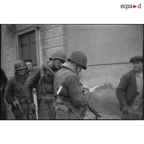 Déplacement en patrouille d'éléments du RICM (Régiment d'infanterie coloniale du Maroc) en bordure du Rhin, en direction de Rosenau (Haut-Rhin). [description provisoire]