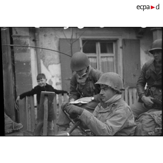 Déplacement en patrouille d'éléments du RICM (Régiment d'infanterie coloniale du Maroc) en bordure du Rhin, entre Mulhouse et Huningue (Haut-Rhin). [description provisoire]
