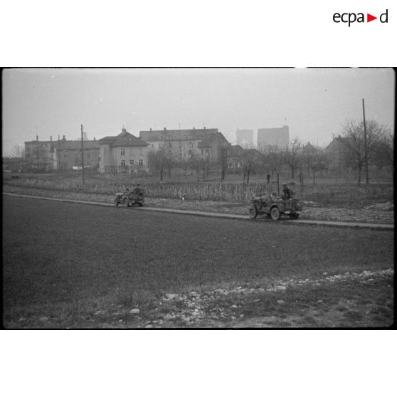 Déplacement en patrouille du 3e escadron du RICM (Régiment d'infanterie coloniale du Maroc) en direction de Rosenau (Haut-Rhin). [description provisoire]