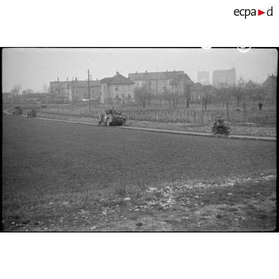 Déplacement en patrouille du 3e escadron du RICM (Régiment d'infanterie coloniale du Maroc) en direction de Rosenau (Haut-Rhin). [description provisoire]