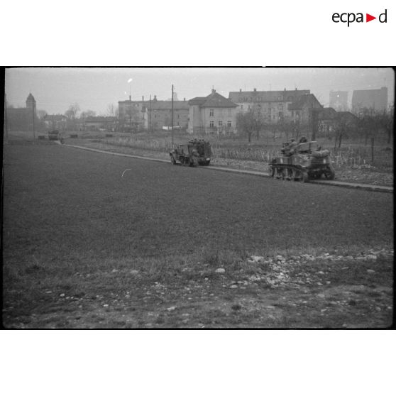 Déplacement en patrouille du 3e escadron du RICM (Régiment d'infanterie coloniale du Maroc) en direction de Rosenau (Haut-Rhin). [description provisoire]
