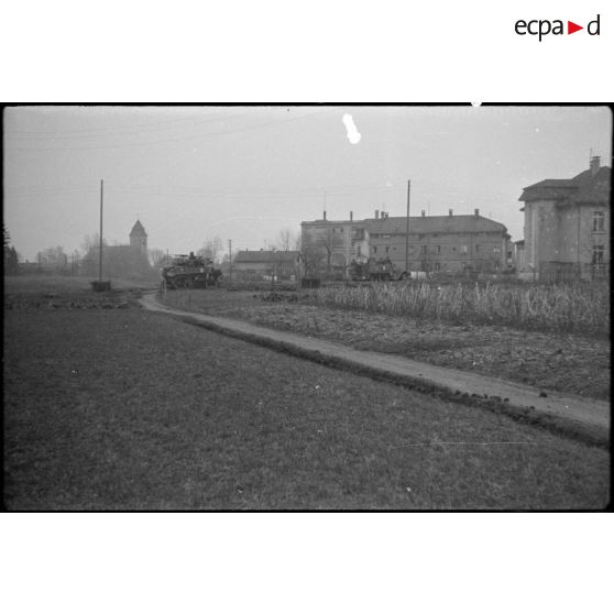 Déplacement en patrouille du 3e escadron du RICM (Régiment d'infanterie coloniale du Maroc) en direction de Rosenau (Haut-Rhin). [description provisoire]