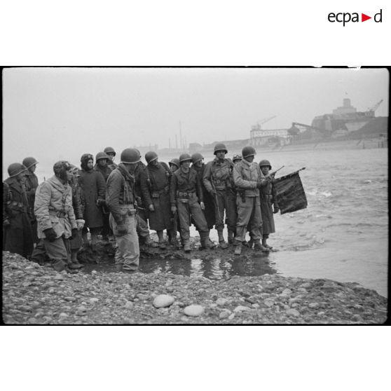 Des marsouins d’un des pelotons du Régiment d'infanterie coloniale du Maroc (RICM) de la 9e division d'infanterie coloniale (9e DIC) trempent symboliquement leur fanion dans le Rhin à hauteur de Rosenau (reconstitution). [description provisoire]
