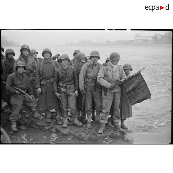 Des marsouins d’un des pelotons du Régiment d'infanterie coloniale du Maroc (RICM) de la 9e division d'infanterie coloniale (9e DIC) trempent symboliquement leur fanion dans le Rhin à hauteur de Rosenau (reconstitution). [description provisoire]