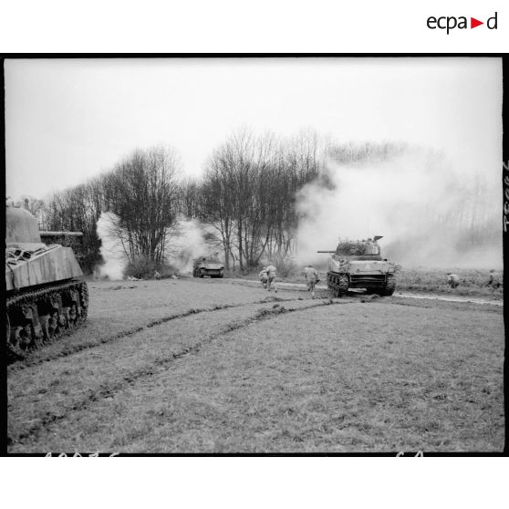 Exercice par des chars Sherman du 1er RCA (Régiment de chars d'Afrique), de la 5e DB (Division blindée), dans la région de Colmar (Haut-Rhin). [description provisoire]