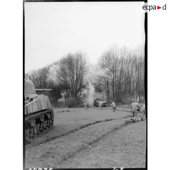 Exercice par des chars Sherman du 1er RCA (Régiment de chars d'Afrique), de la 5e DB (Division blindée), dans la région de Colmar (Haut-Rhin). [description provisoire]