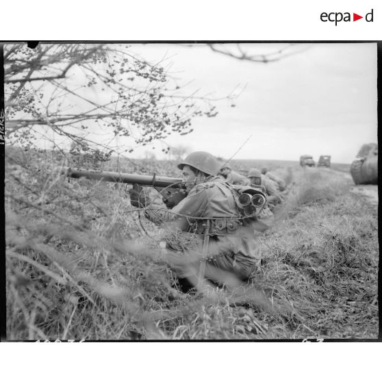 Exercice par le 4e escadron du 1er RCA (Régiment de chars d'Afrique), de la 5e DB (Division blindée), dans le secteur de Colmar (Haut-Rhin). [description provisoire]