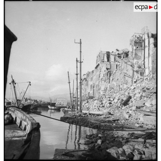 L'arsenal de Toulon (?) en ruine après les combats de libération de la ville. [description provisoire]