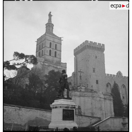 Avignon. Le palais des Papes et l'église Notre-Dame des Dons. [description provisoire]