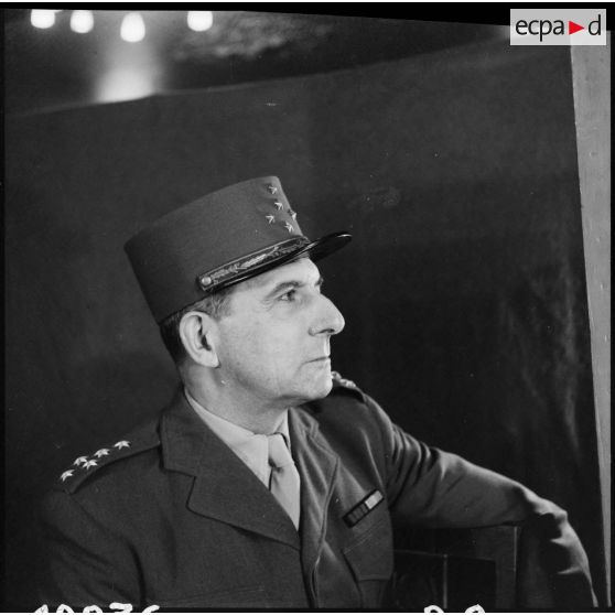 Portrait du général de Lattre de Tassigny, commandant la 1re armée. [description provisoire]