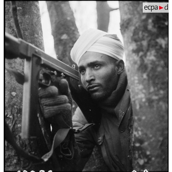 Exercice par le 1er RCA (Régiment de chars d'Afrique), de la 5e DB (Division blindée), dans le secteur de Colmar (Haut-Rhin). [description provisoire]