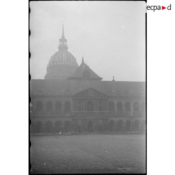 La cour de l'hôtel national des Invalides à Paris. [description provisoire]