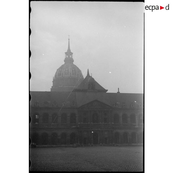 La cour de l'hôtel national des Invalides à Paris. [description provisoire]