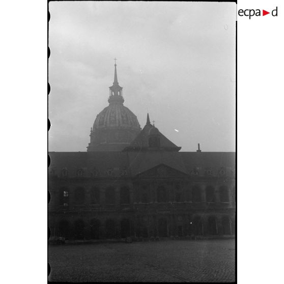 La cour de l'hôtel national des Invalides à Paris. [description provisoire]