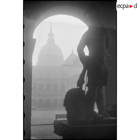 Cour de l'hôtel national des Invalides à Paris. [description provisoire]