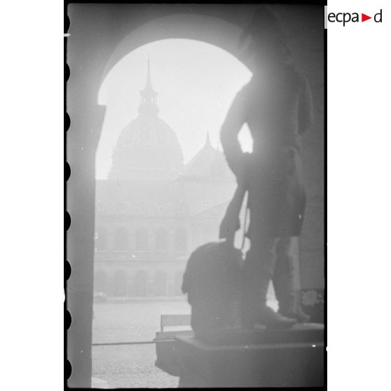 Cour de l'hôtel national des Invalides à Paris. [description provisoire]