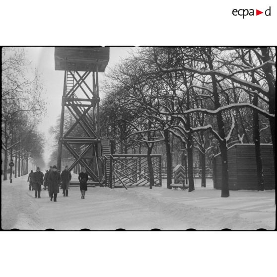 Reconstitution d'un camp de prisonniers à Paris aux abords du Grand Palais. [description provisoire]