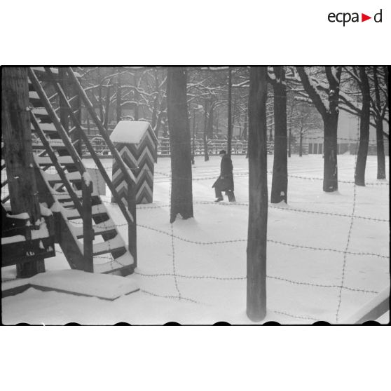 Reconstitution d'un camp de prisonniers à Paris aux abords du Grand Palais. [description provisoire]