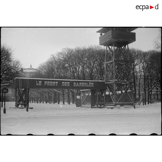 Reconstitution d'un camp de prisonniers à Paris aux abords du Grand Palais. [description provisoire]