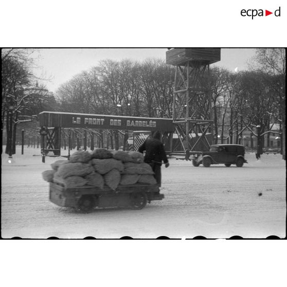 Reconstitution d'un camp de prisonniers à Paris aux abords du Grand Palais. [description provisoire]