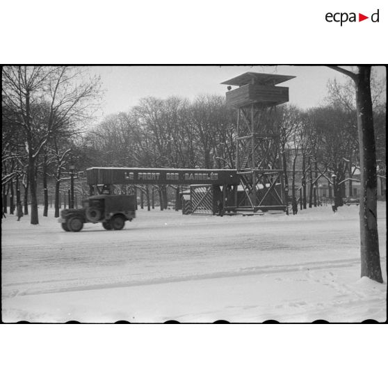 Reconstitution d'un camp de prisonniers à Paris aux abords du Grand Palais. [description provisoire]