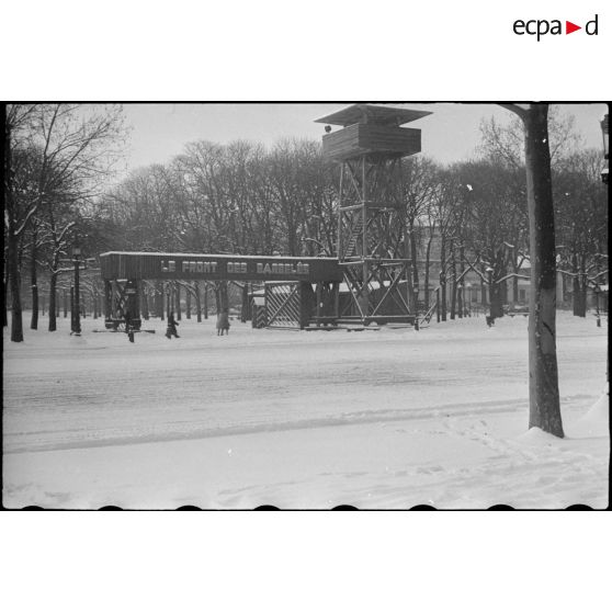 Reconstitution d'un camp de prisonniers à Paris aux abords du Grand Palais. [description provisoire]