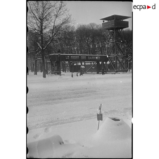 Reconstitution d'un camp de prisonniers à Paris aux abords du Grand Palais. [description provisoire]