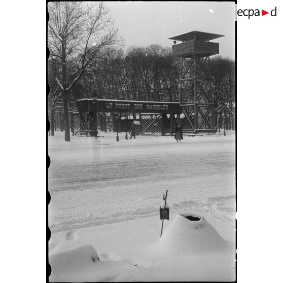 Reconstitution d'un camp de prisonniers à Paris aux abords du Grand Palais. [description provisoire]