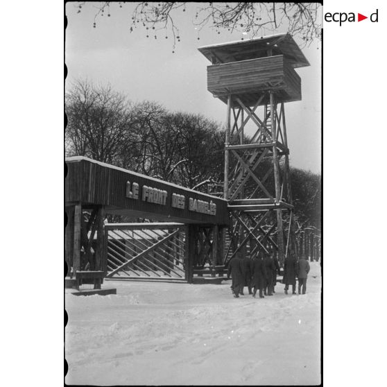 Reconstitution d'un camp de prisonniers à Paris aux abords du Grand Palais. [description provisoire]