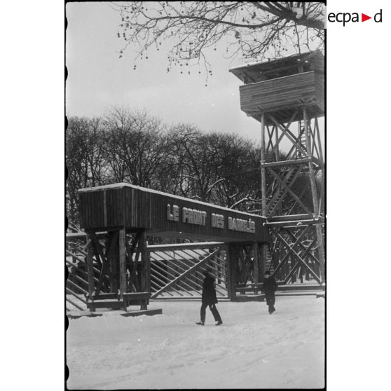 Reconstitution d'un camp de prisonniers à Paris aux abords du Grand Palais. [description provisoire]
